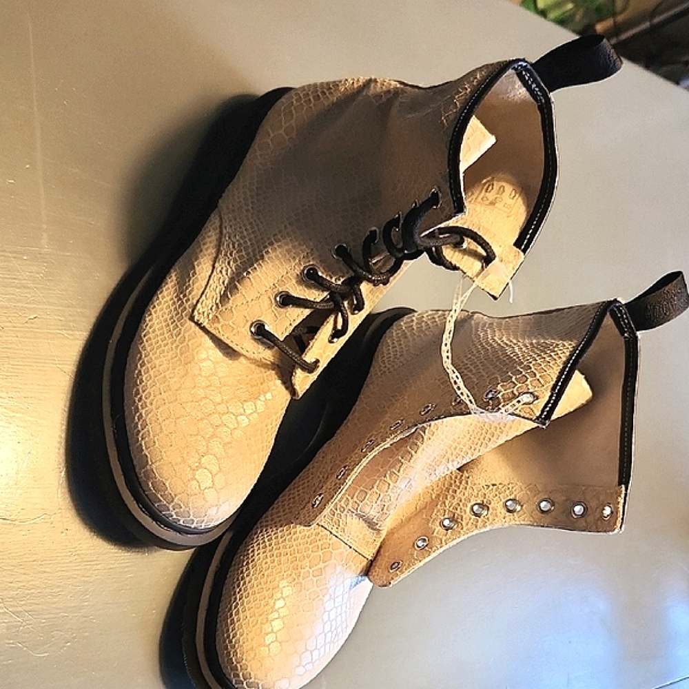 Women's Off White SnakeSkin Lace-Up Doc Marten's Boots. Brand New! Never Worn.